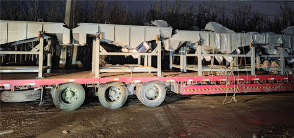 10臺直線篩發(fā)貨，優(yōu)化工藝結(jié)構(gòu)，改進進出料口和防塵口