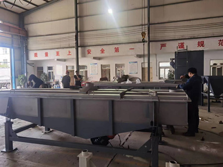 客戶訂的直線篩生產(chǎn)現(xiàn)場