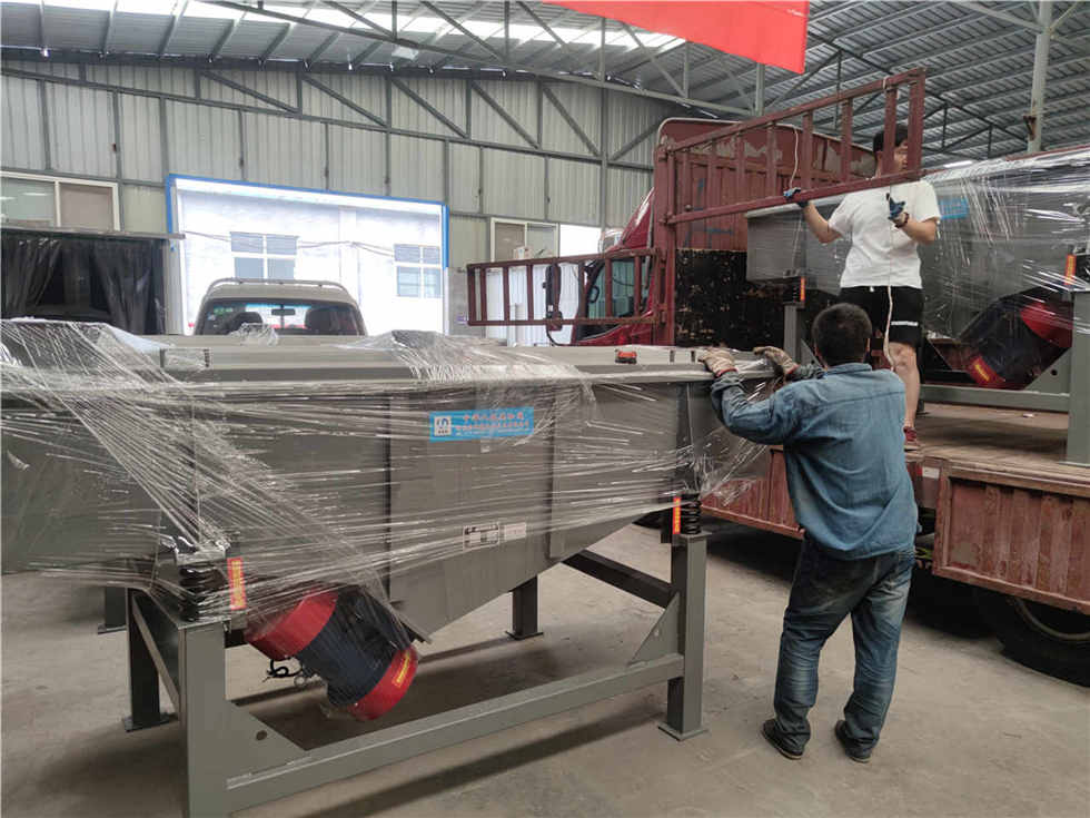 三臺(tái)直線振動(dòng)篩發(fā)貨