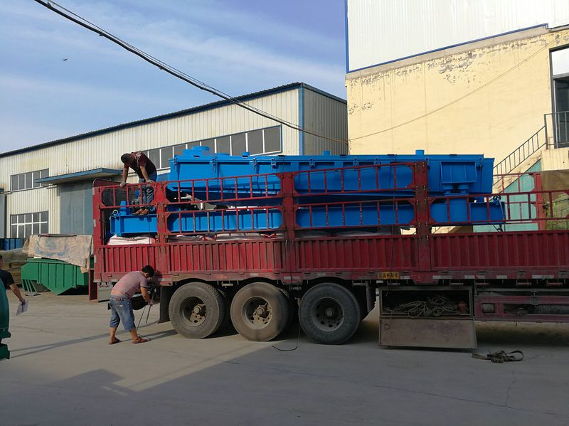 陜西兩臺平面回旋篩振動篩裝車發(fā)貨現(xiàn)場