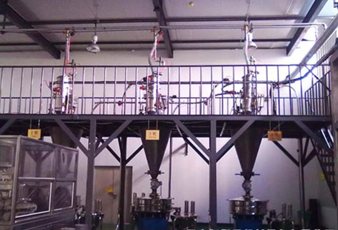 真空上料機(jī)配套旋振篩使用設(shè)備現(xiàn)場